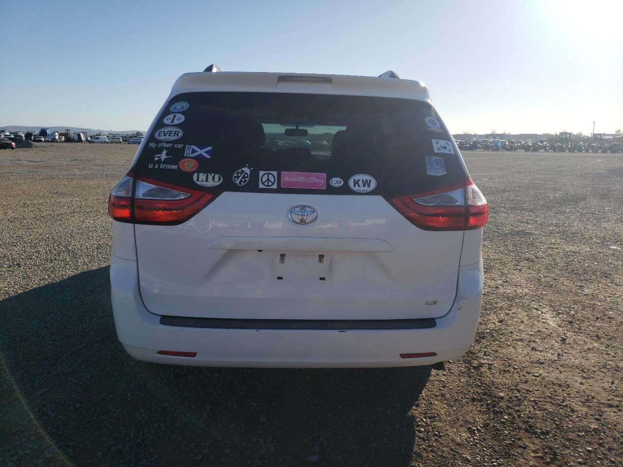 2015 TOYOTA SIENNA LE - Image 6