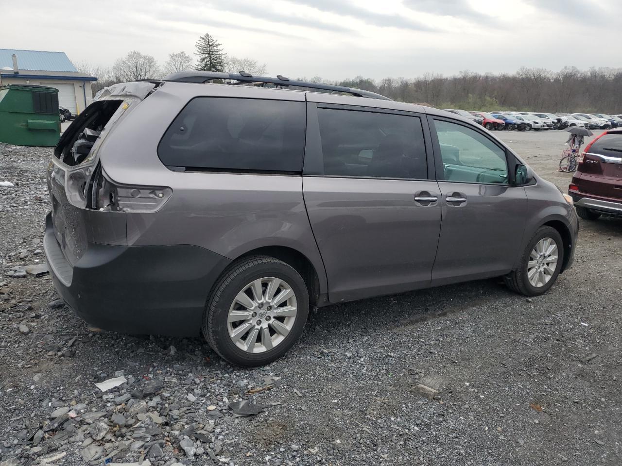 2015 TOYOTA SIENNA XLE - Image 3