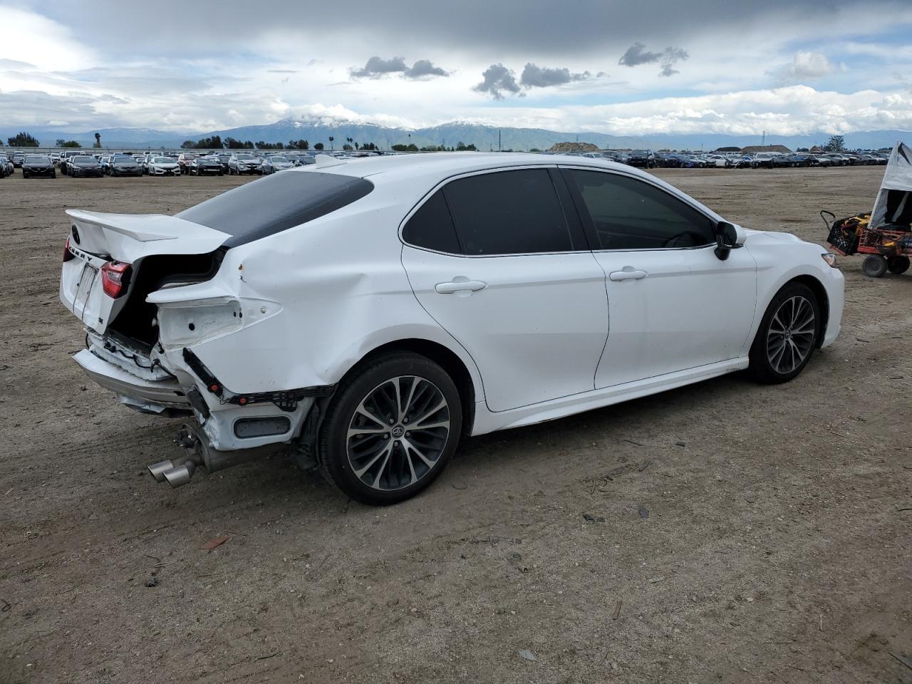 2019 TOYOTA CAMRY L - Фото 3