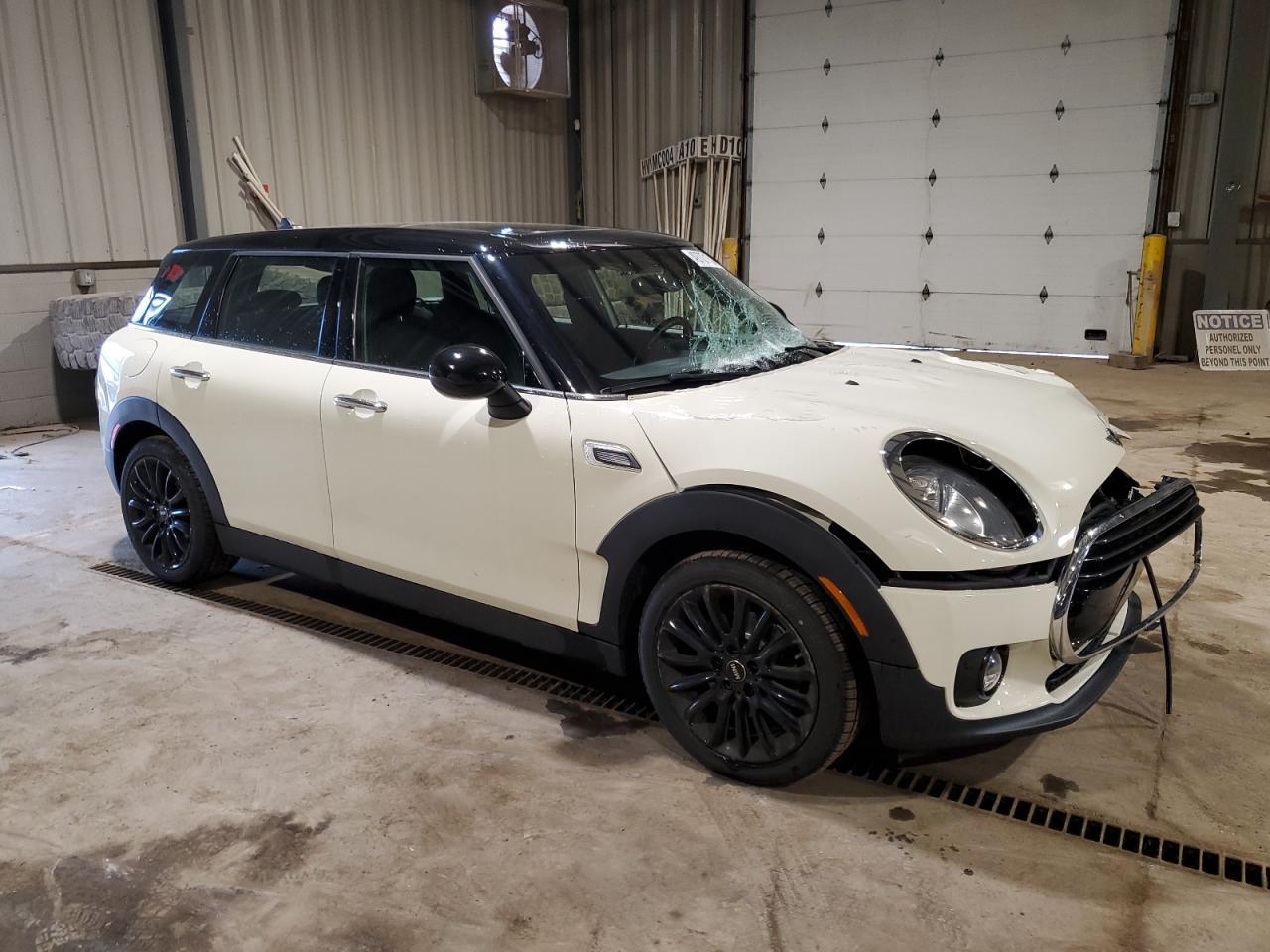 2017 MINI COOPER CLU - Image 4