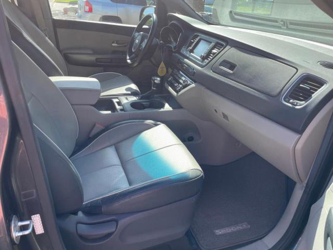 2017 KIA SEDONA LX - Image 5
