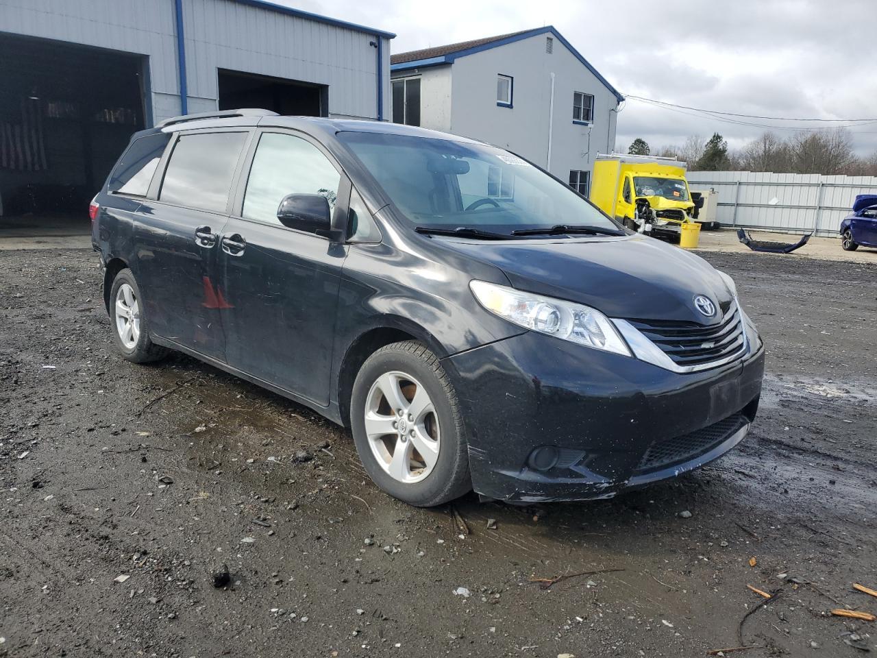 2015 TOYOTA SIENNA LE - Фото 4
