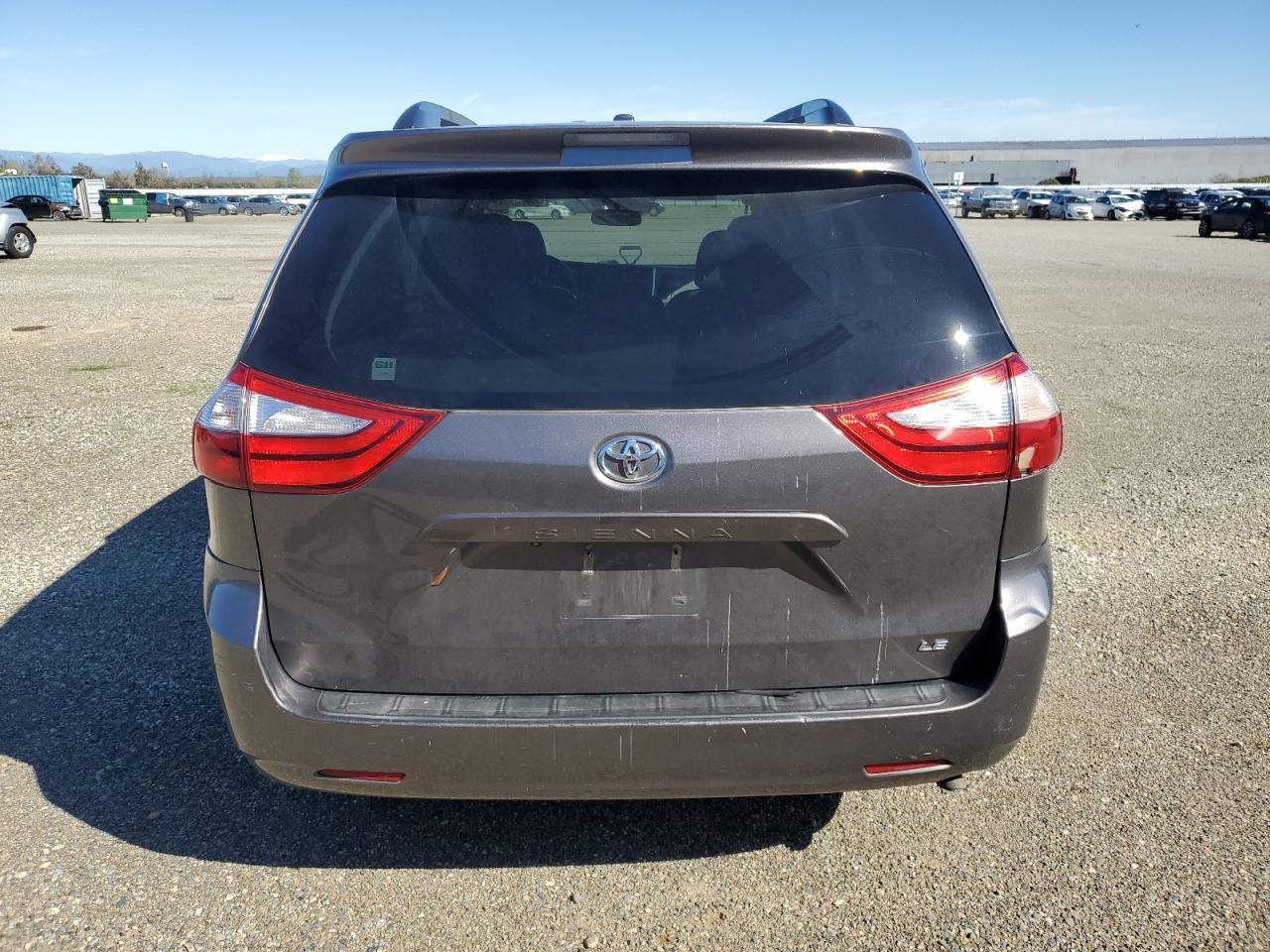 2015 TOYOTA SIENNA LE - Image 6