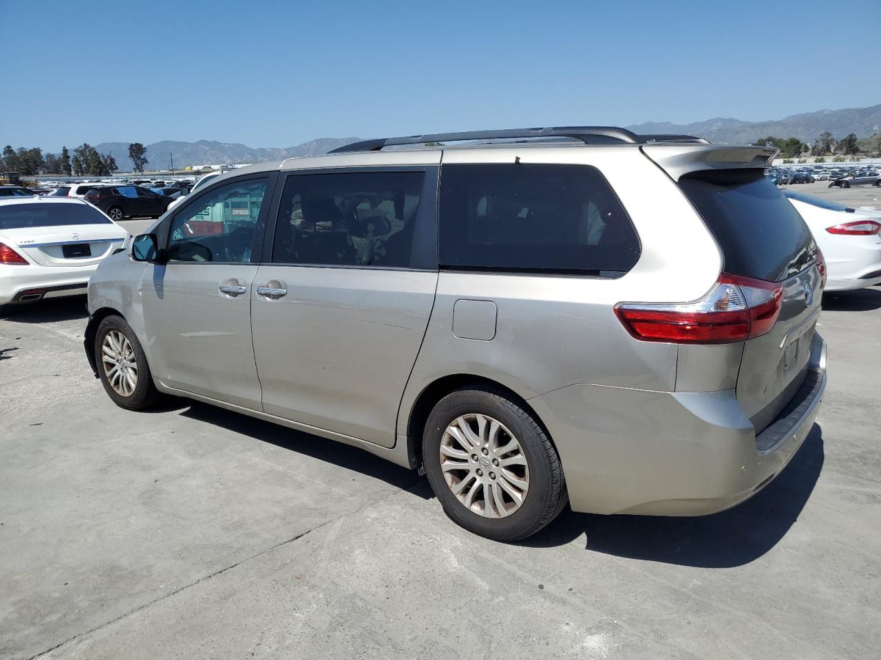 2015 TOYOTA SIENNA XLE - Фото 2