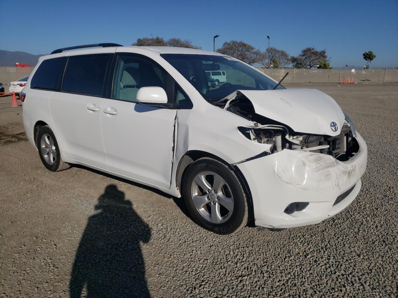 2015 TOYOTA SIENNA LE - Image 4