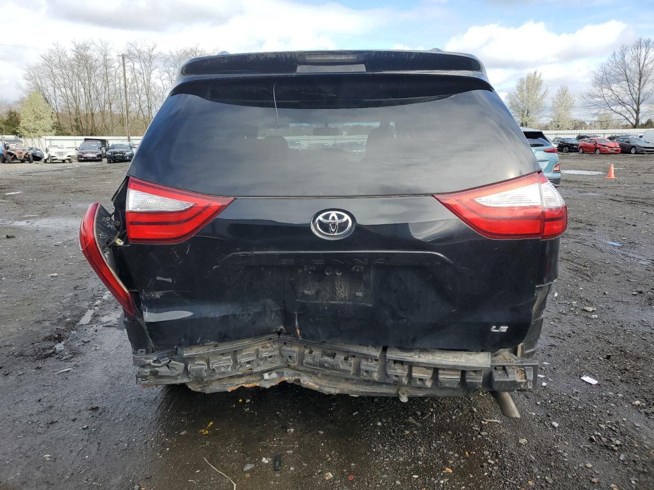 2015 TOYOTA SIENNA LE - Фото 6