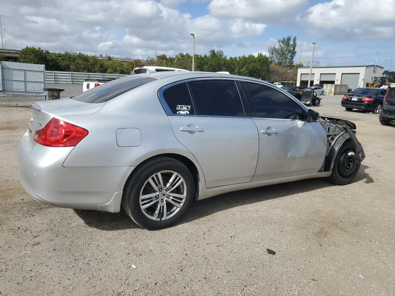 2011 INFINITI G37 - Image 3