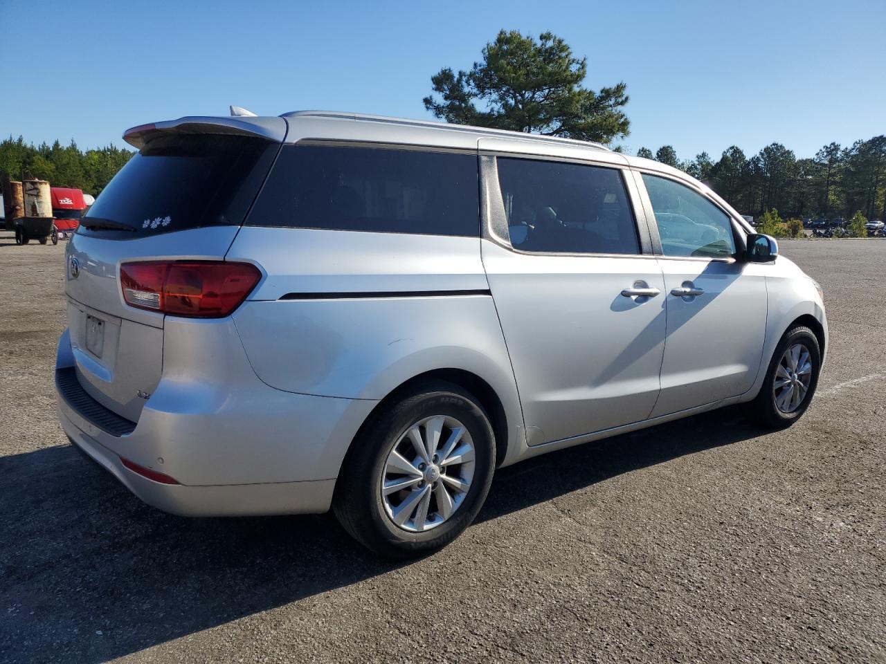 2017 KIA SEDONA LX - Image 3