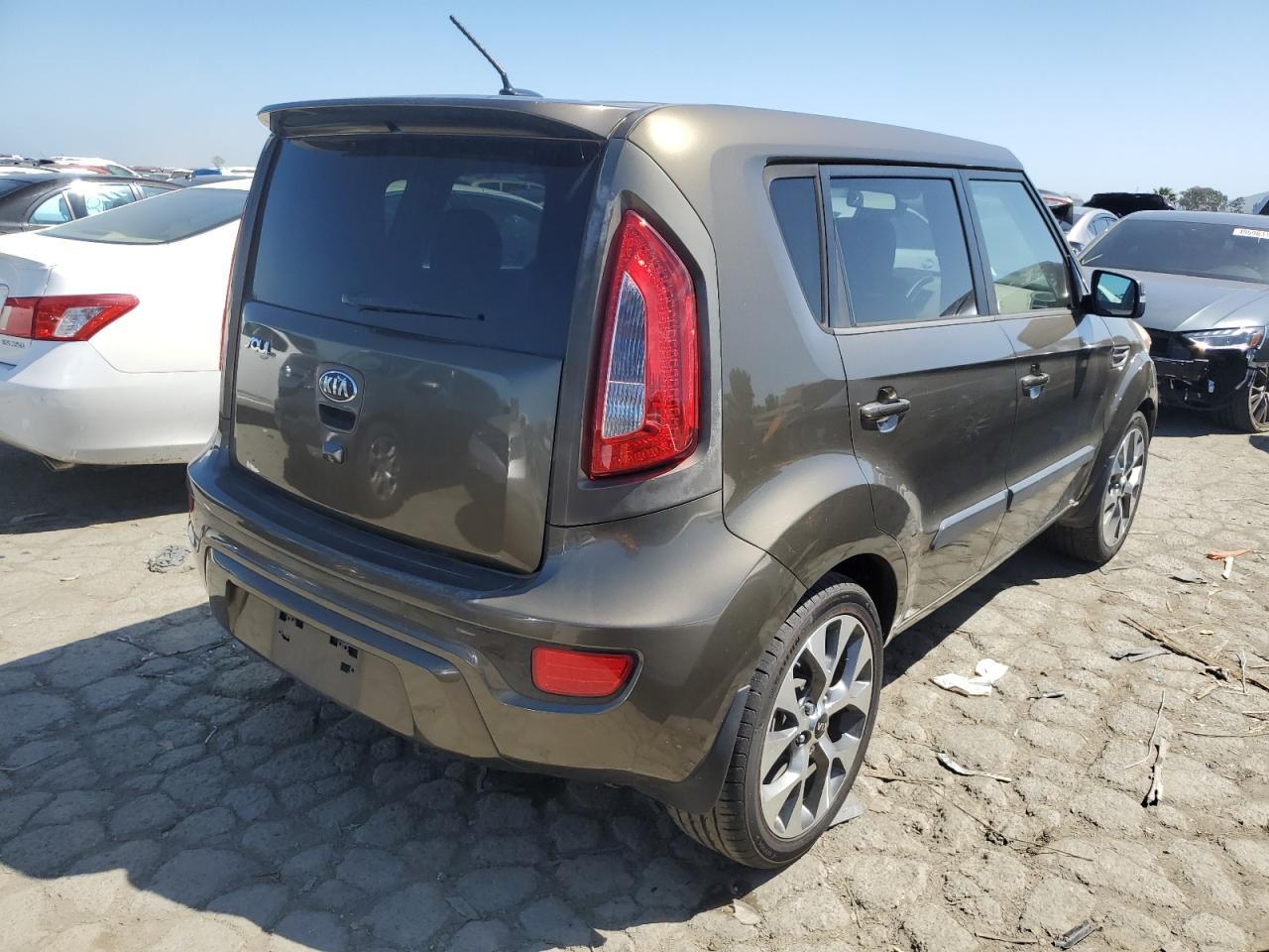 2013 KIA SOUL + - Image 3