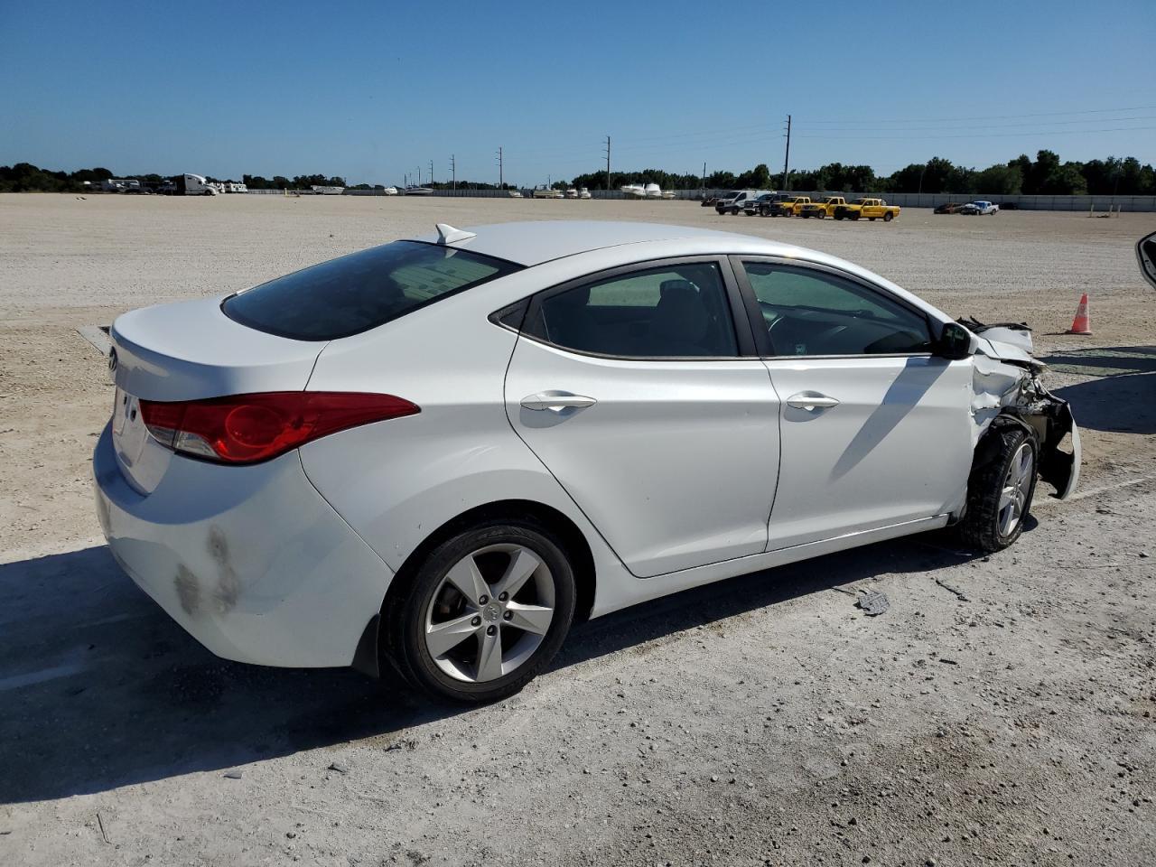 2013 HYUNDAI ELANTRA GL - Image 3