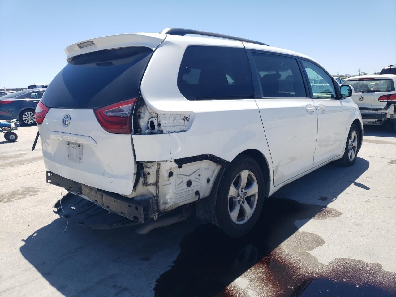 2015 TOYOTA SIENNA LE - Фото 3