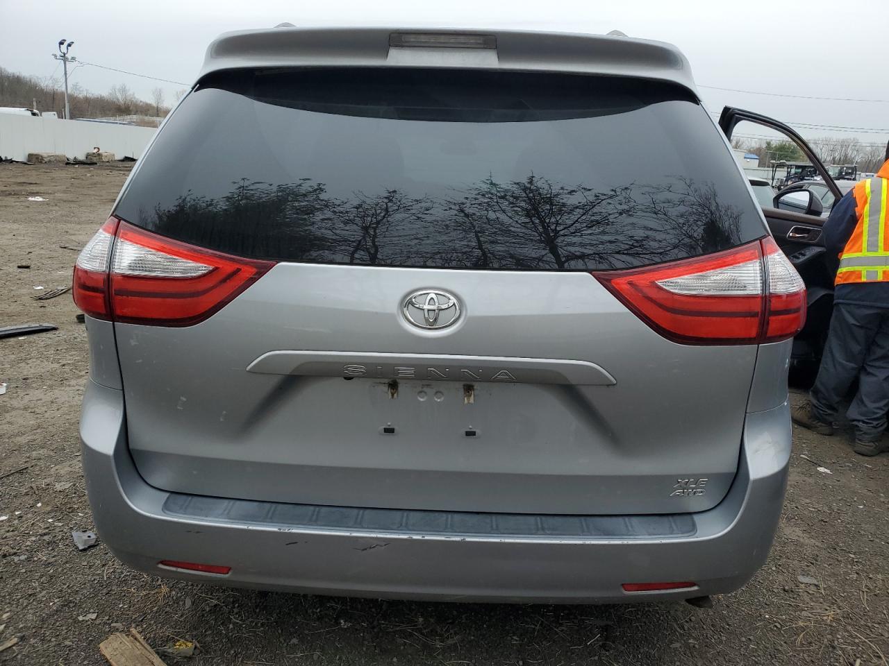 2015 TOYOTA SIENNA XLE - Фото 6
