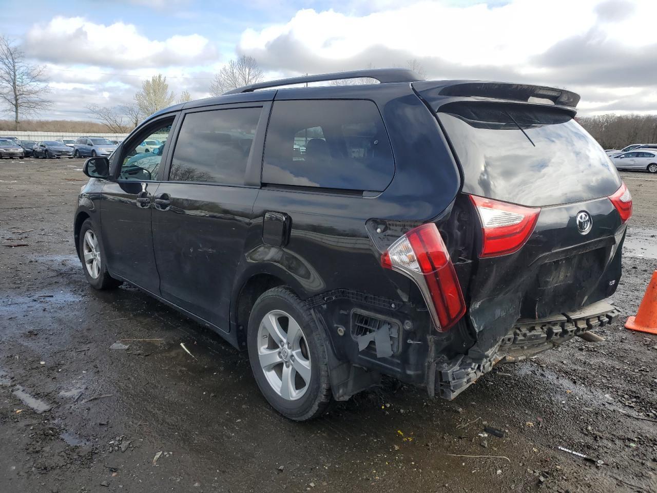 2015 TOYOTA SIENNA LE - Фото 2
