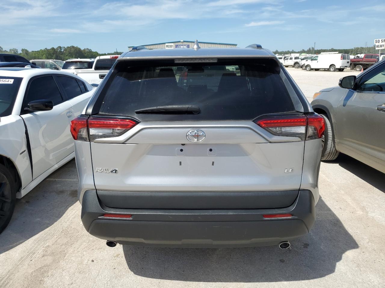 2021 TOYOTA RAV4 LE - Фото 6