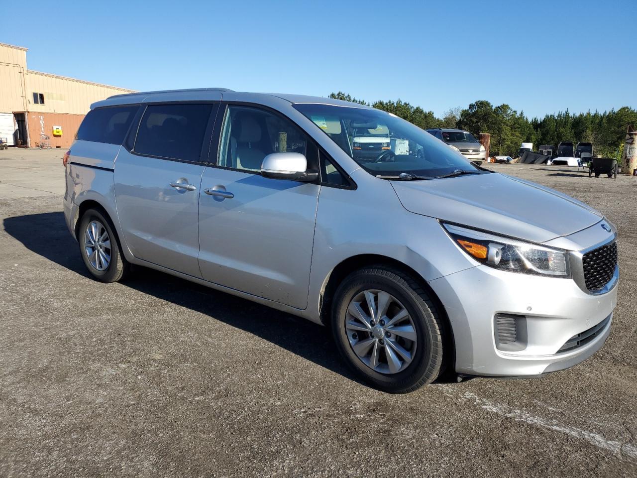 2017 KIA SEDONA LX - Image 4