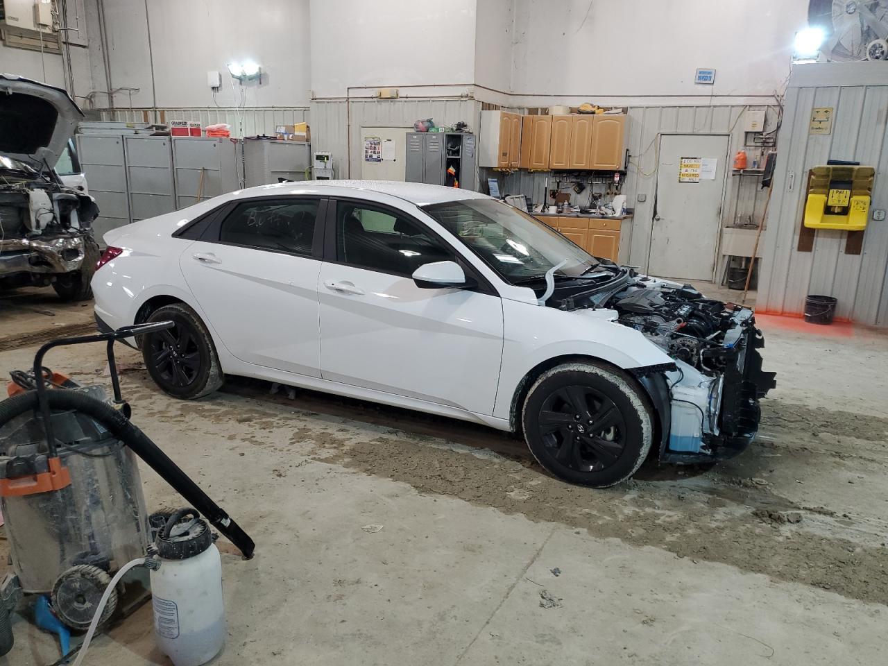 2023 HYUNDAI ELANTRA SE - Image 4