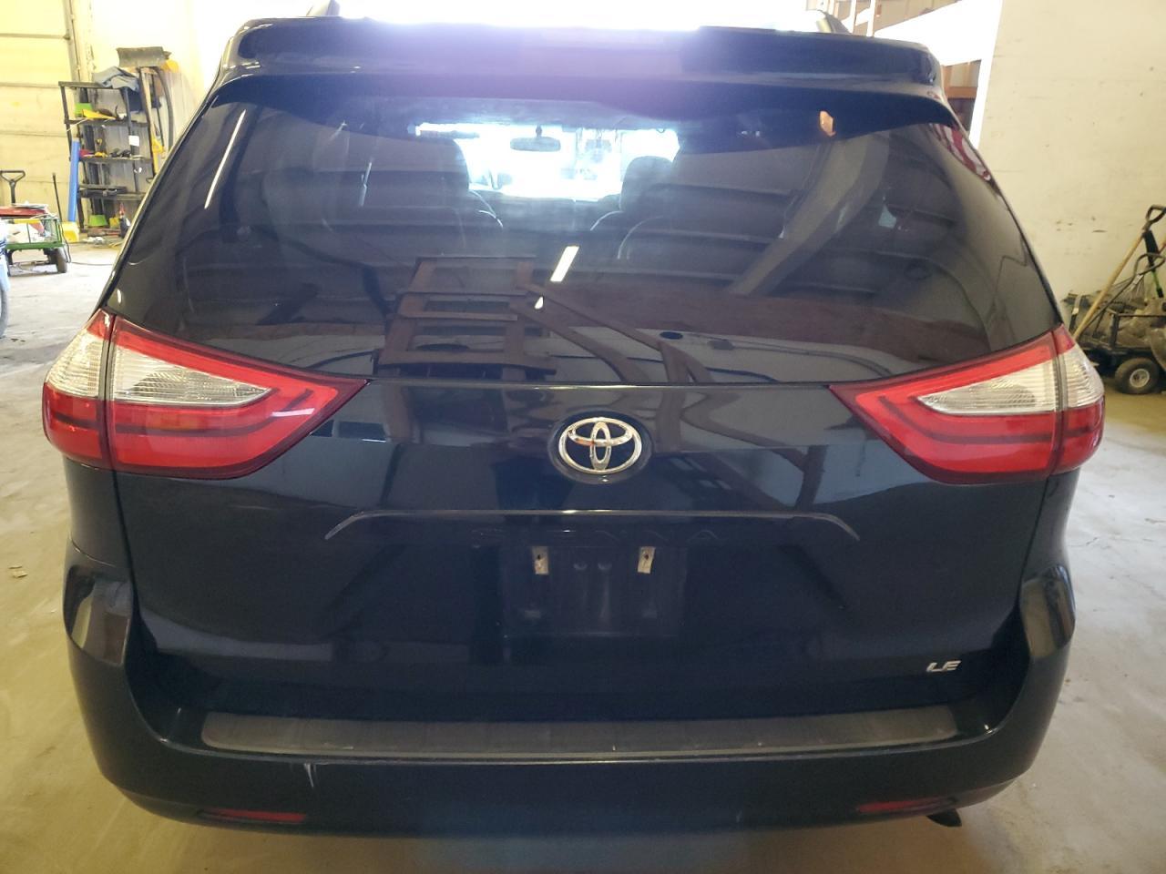 2015 TOYOTA SIENNA LE - Image 6