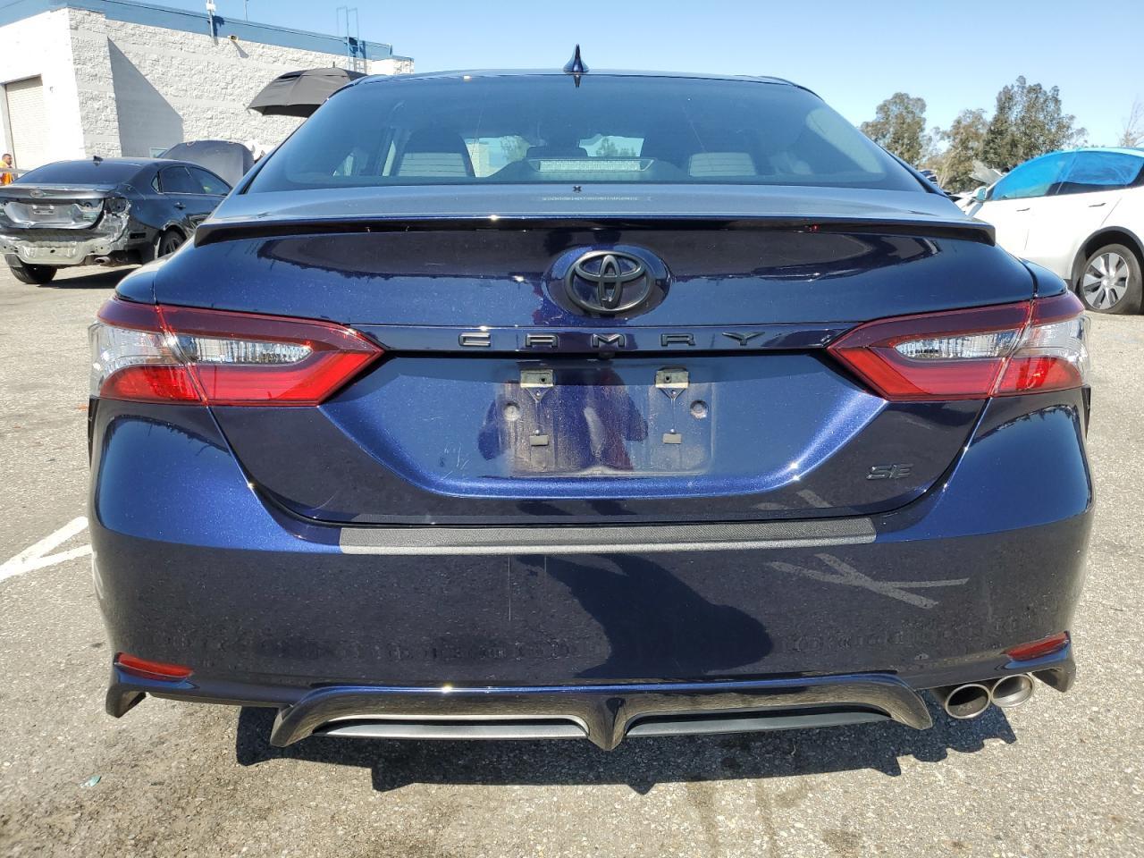 2021 TOYOTA CAMRY SE - Фото 6