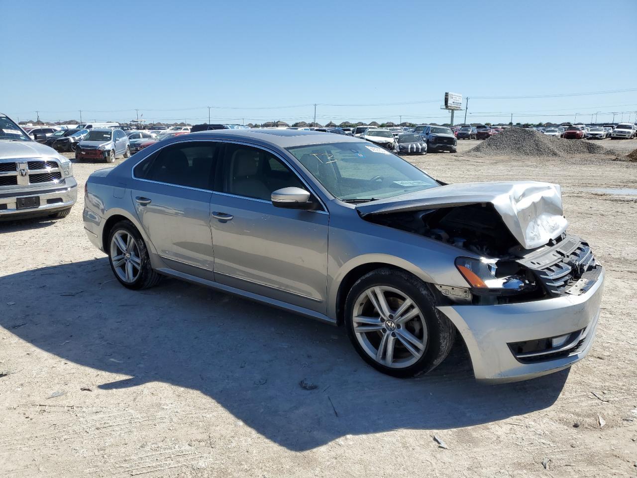 2013 VOLKSWAGEN PASSAT SEL - Image 4
