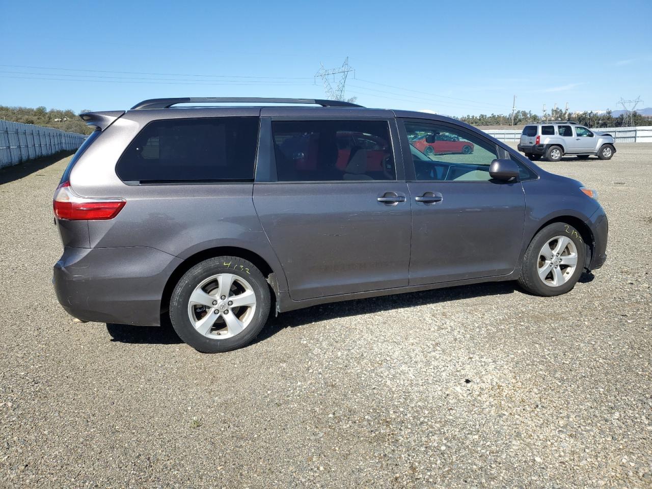 2015 TOYOTA SIENNA LE - Image 3