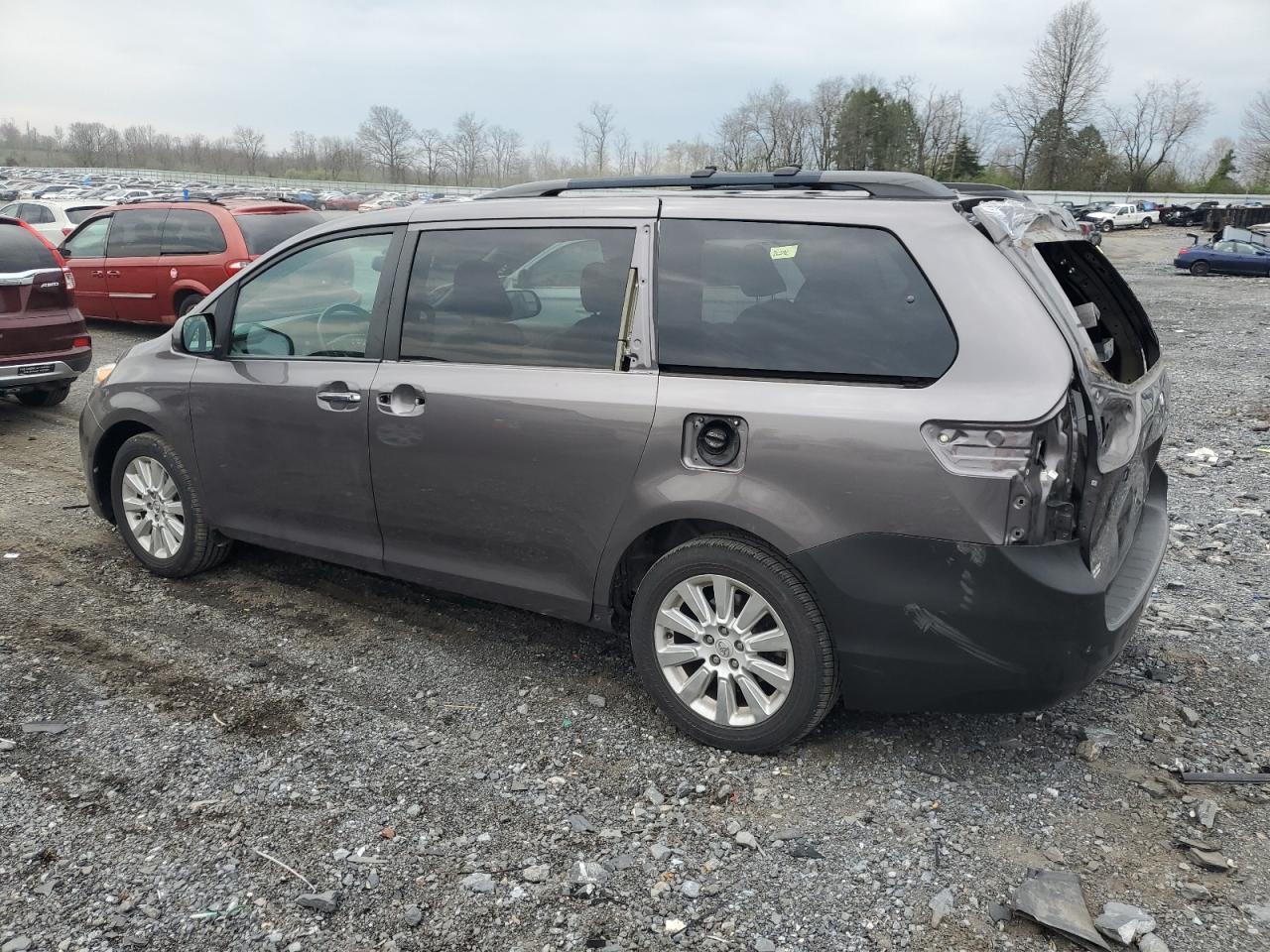 2015 TOYOTA SIENNA XLE - Image 2