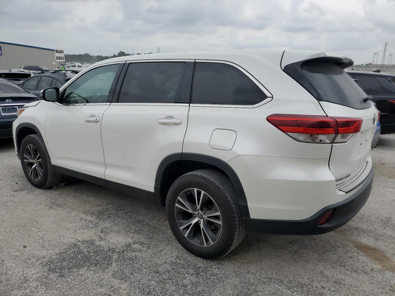 2019 TOYOTA HIGHLANDER - Image 2