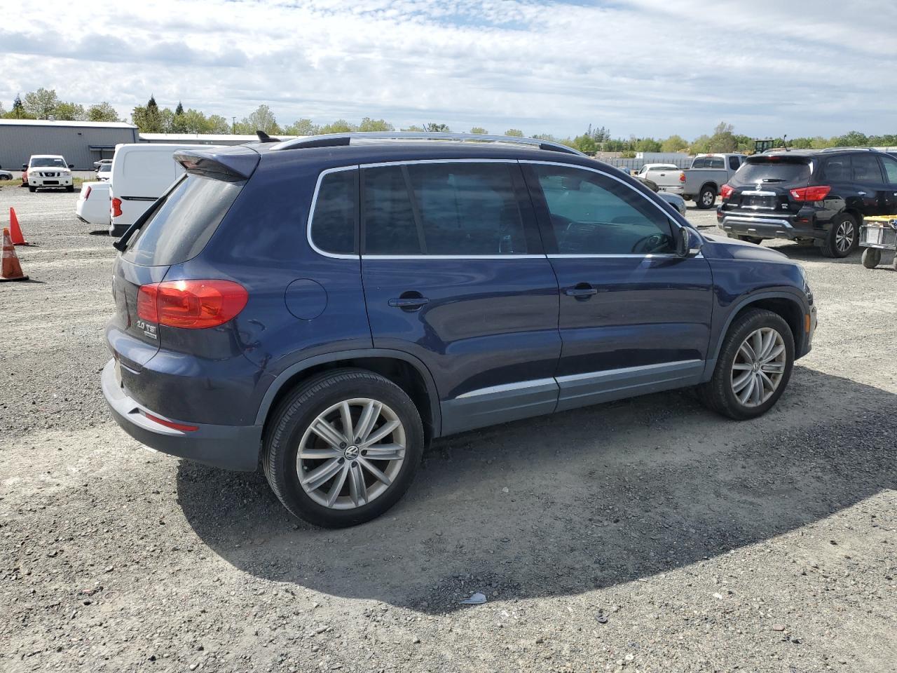 2015 VOLKSWAGEN TIGUAN S - Фото 3