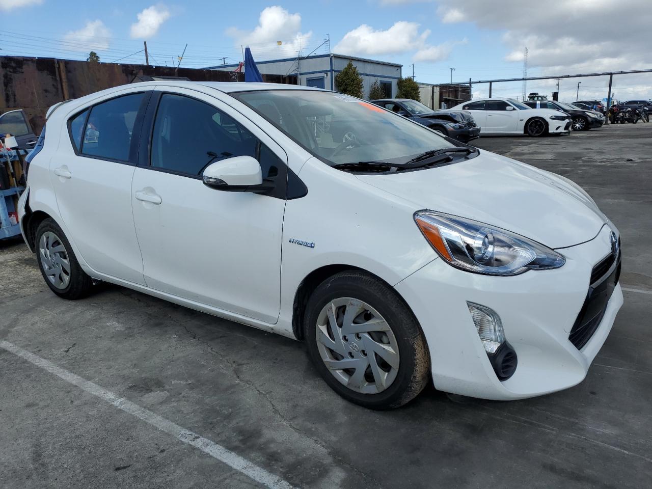 2015 TOYOTA PRIUS C - Image 4