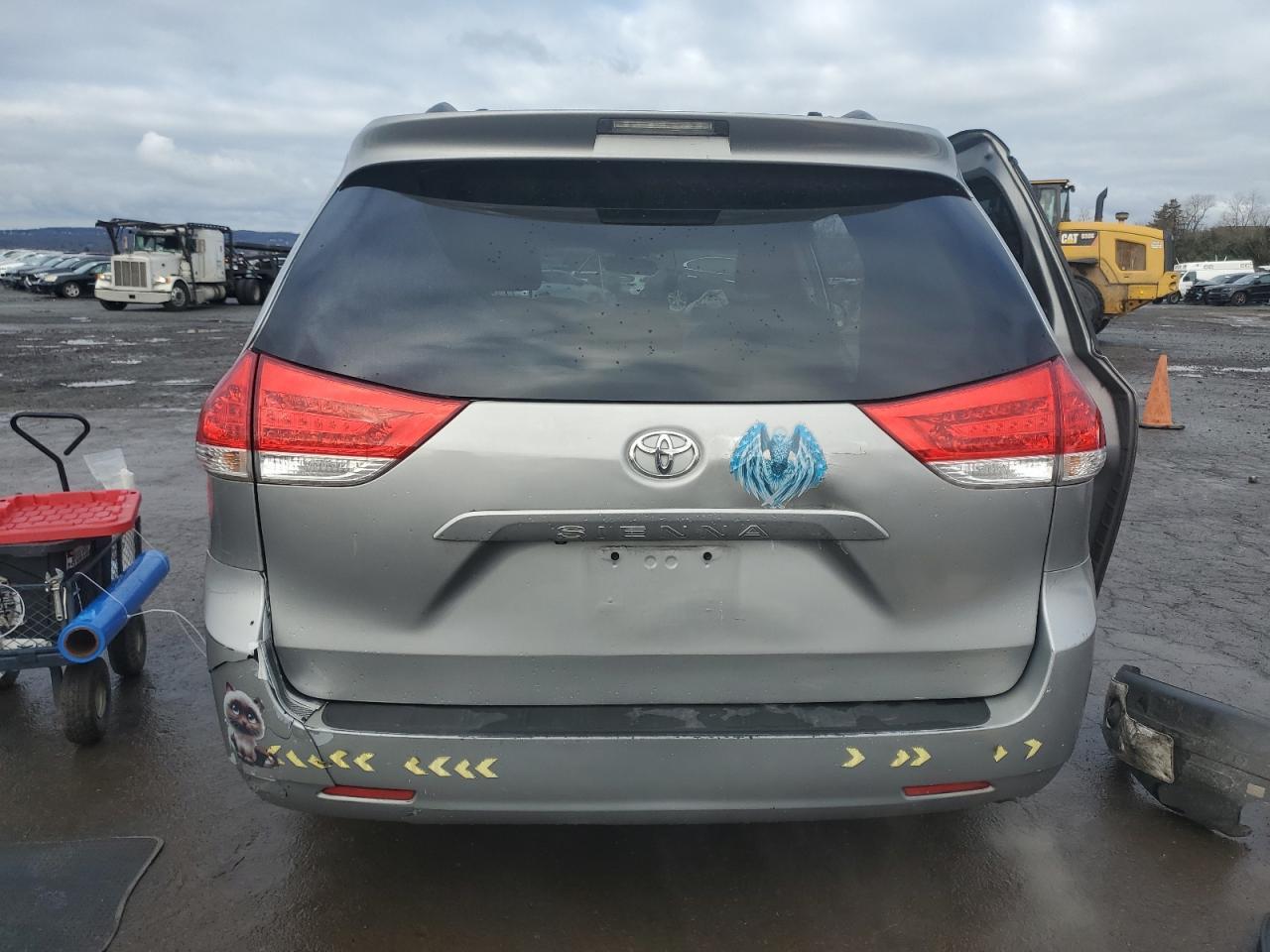 2013 TOYOTA SIENNA XLE - Image 6