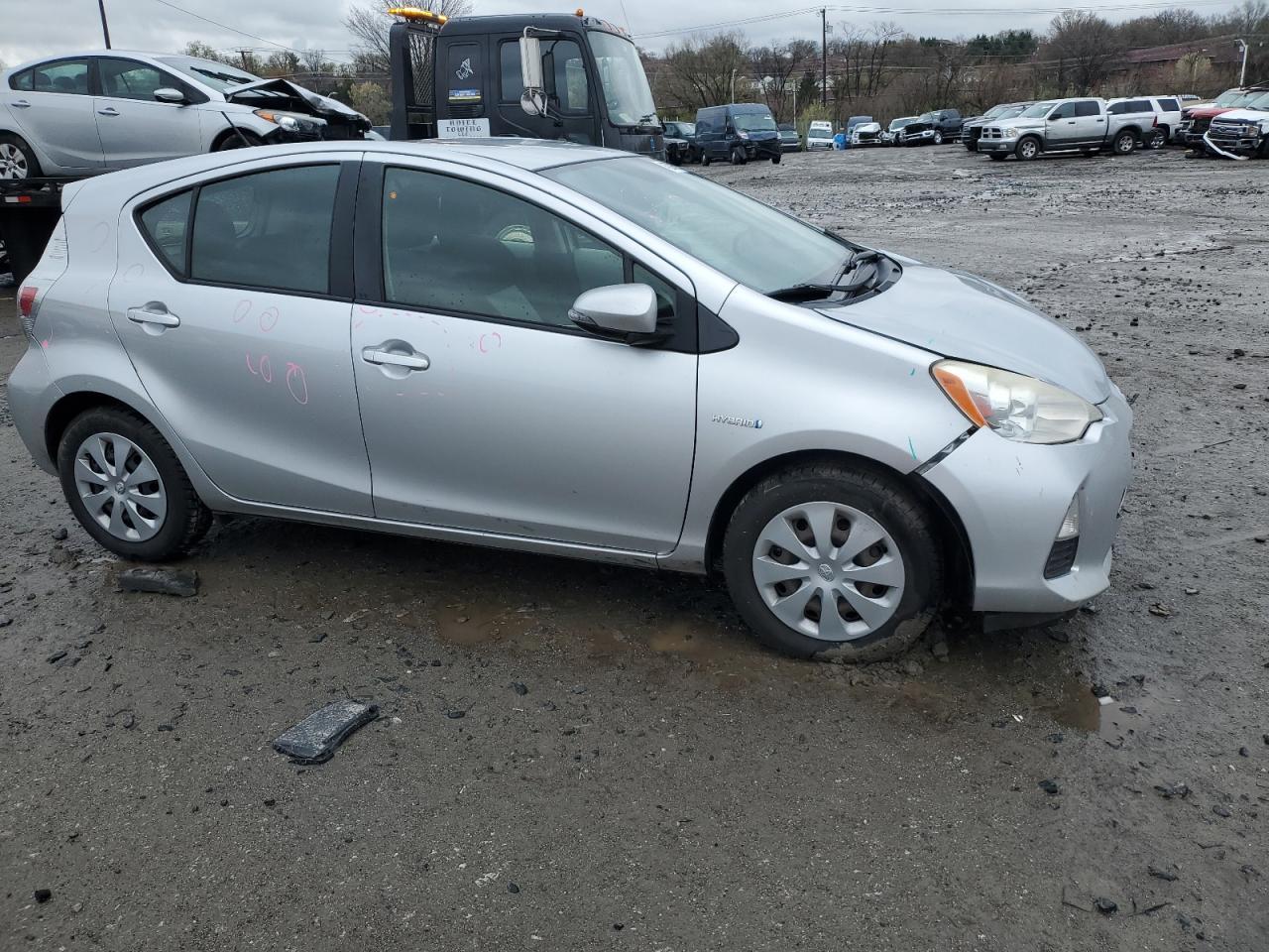 2013 TOYOTA PRIUS C - Image 4