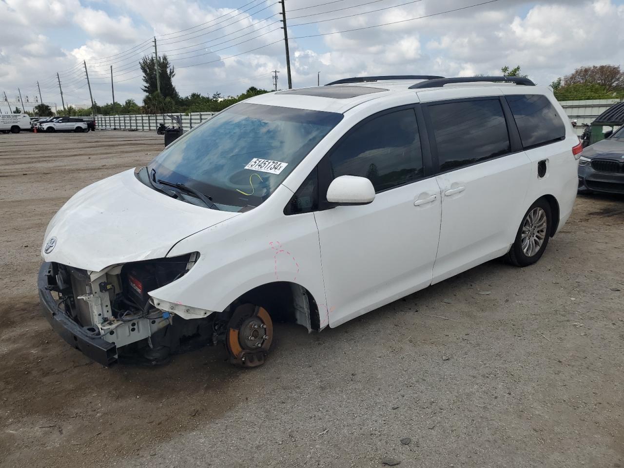 2013 TOYOTA SIENNA XLE