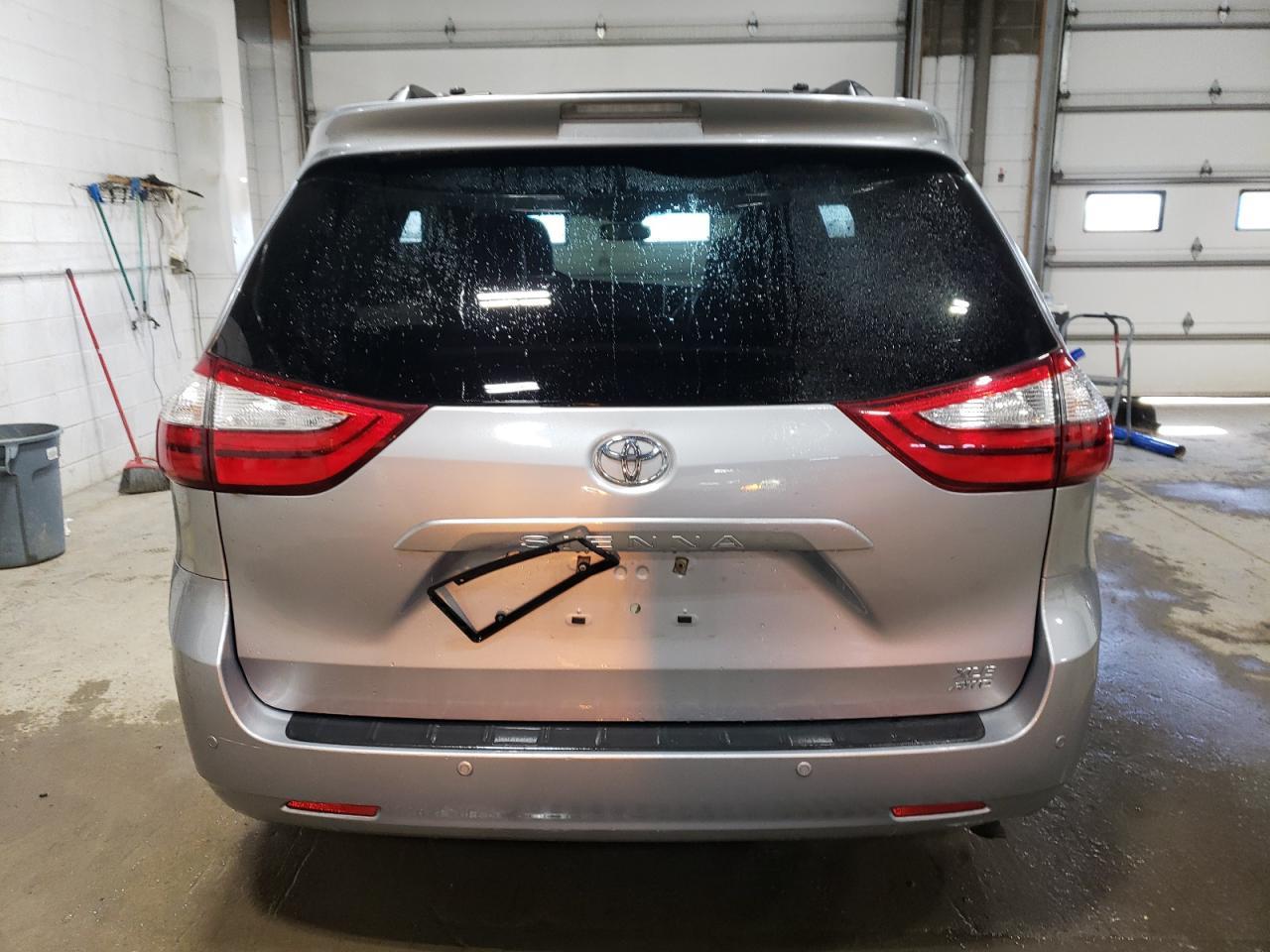 2015 TOYOTA SIENNA XLE - Image 6