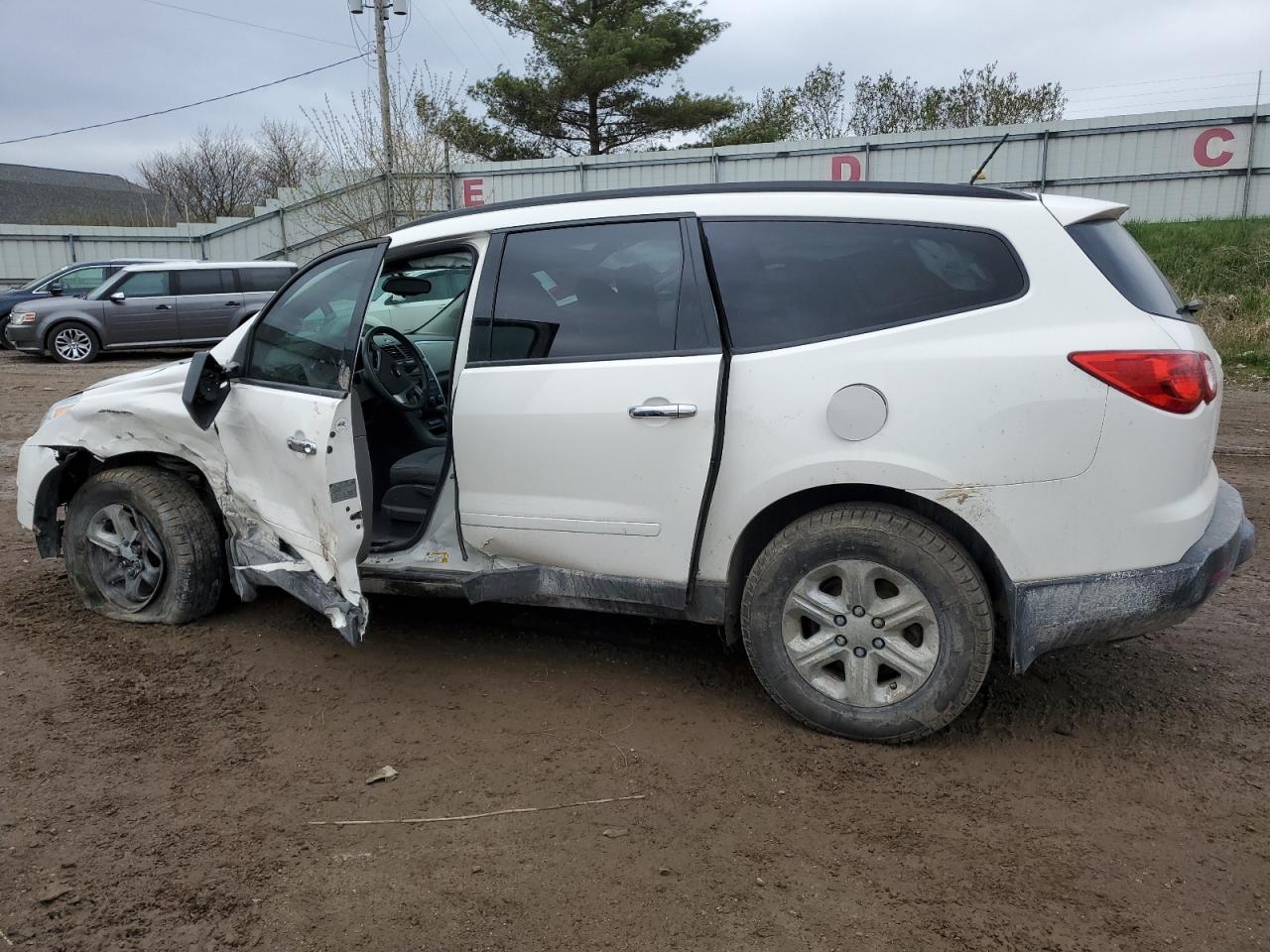 2012 CHEVROLET TRAVERSE L - Image 2