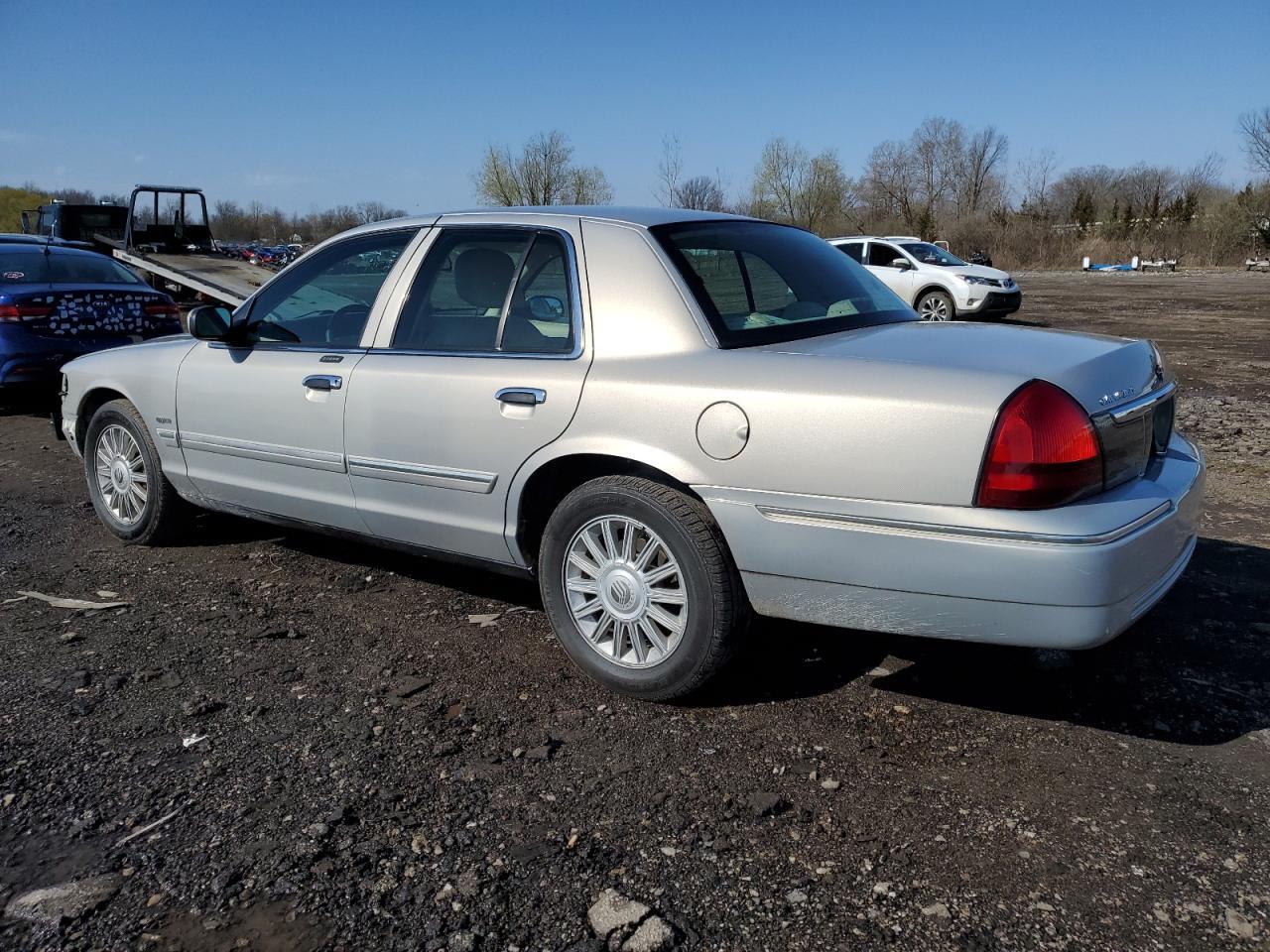 2010 MERCURY GRAND MARQ - Image 2