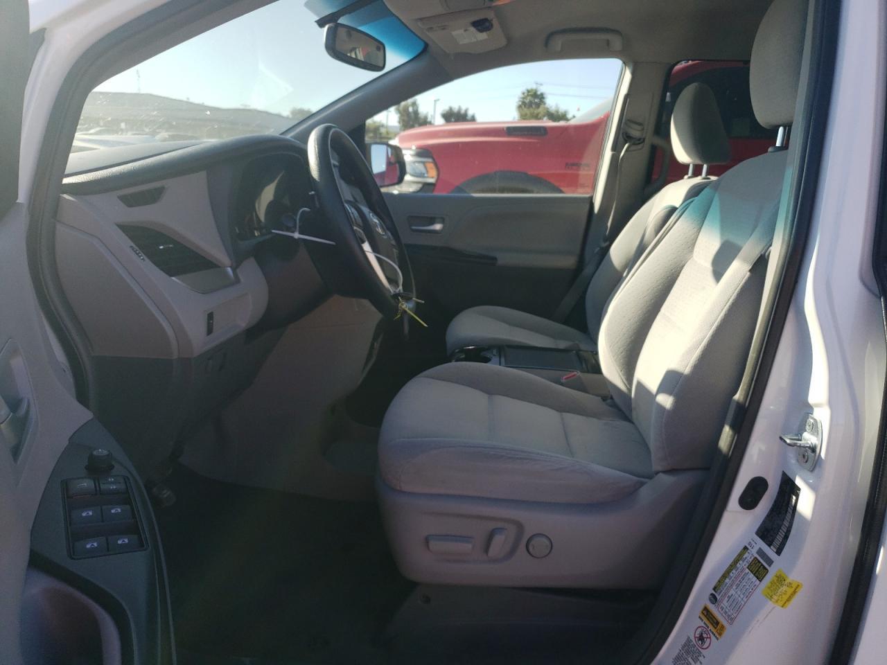 2015 TOYOTA SIENNA LE - Image 7