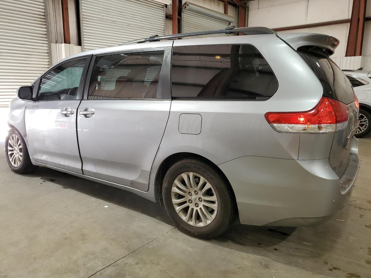 2011 TOYOTA SIENNA XLE - Image 2