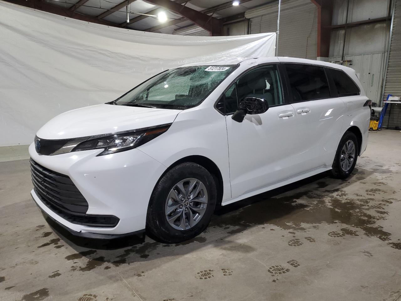 2022 TOYOTA SIENNA LE car image