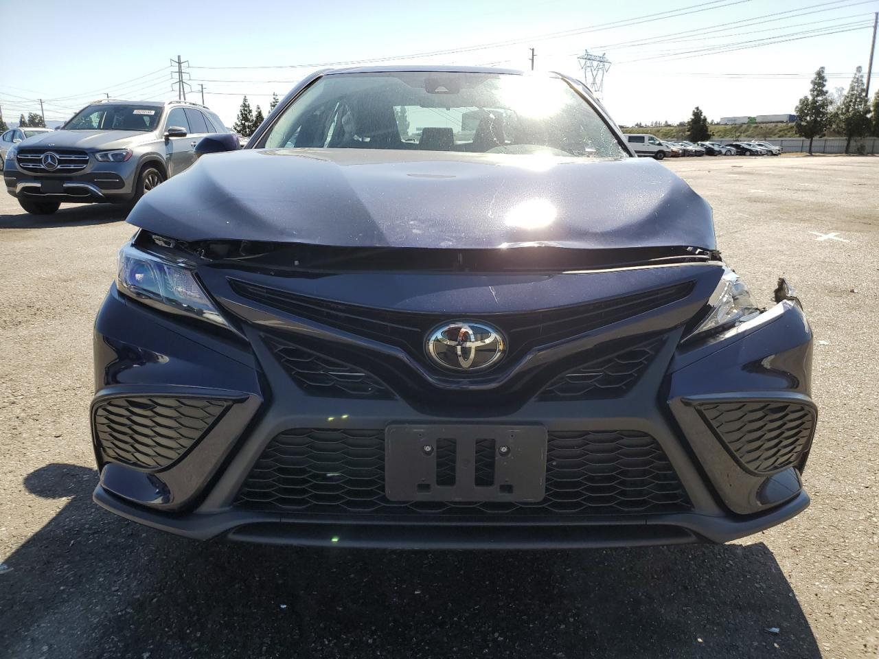 2021 TOYOTA CAMRY SE - Фото 5