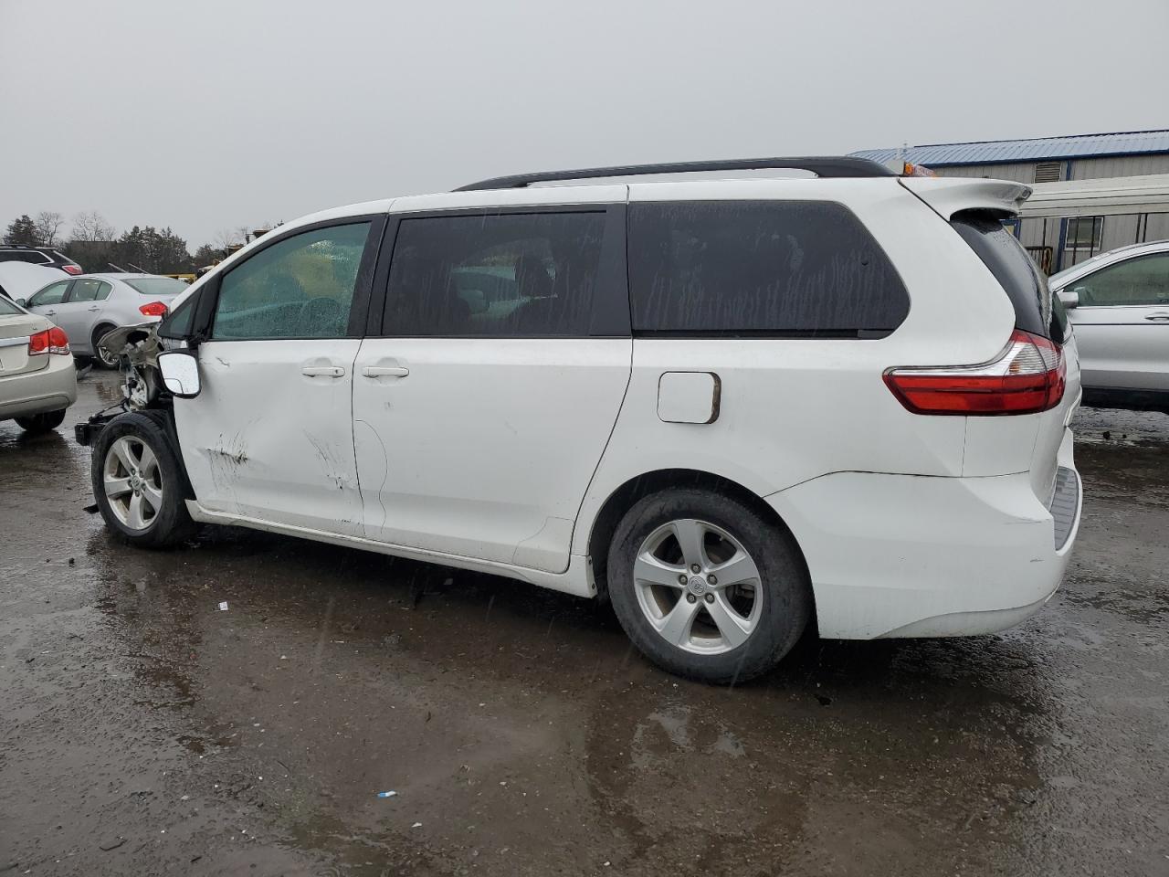 2015 TOYOTA SIENNA LE - Фото 2