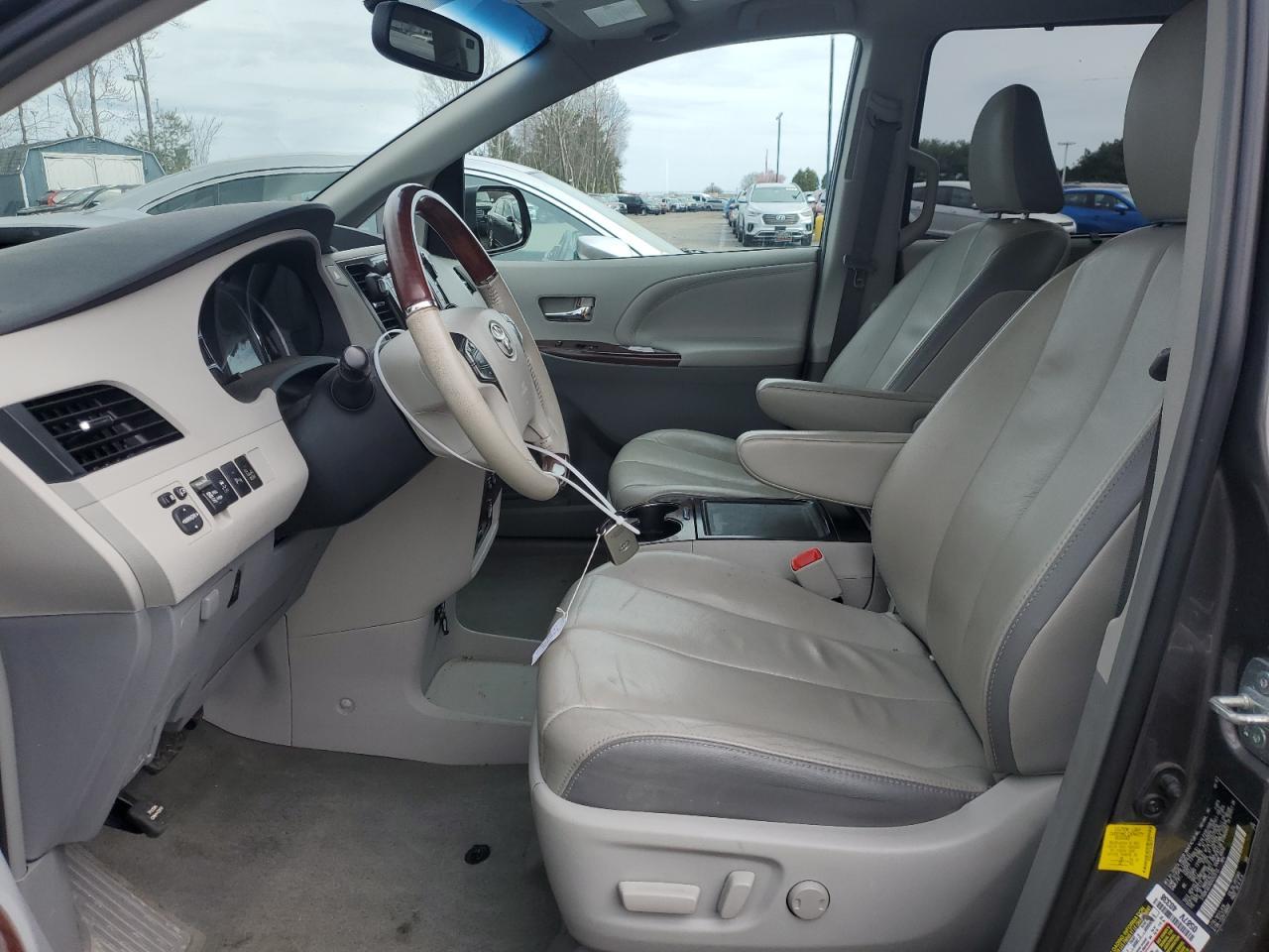 2013 TOYOTA SIENNA XLE - Image 7