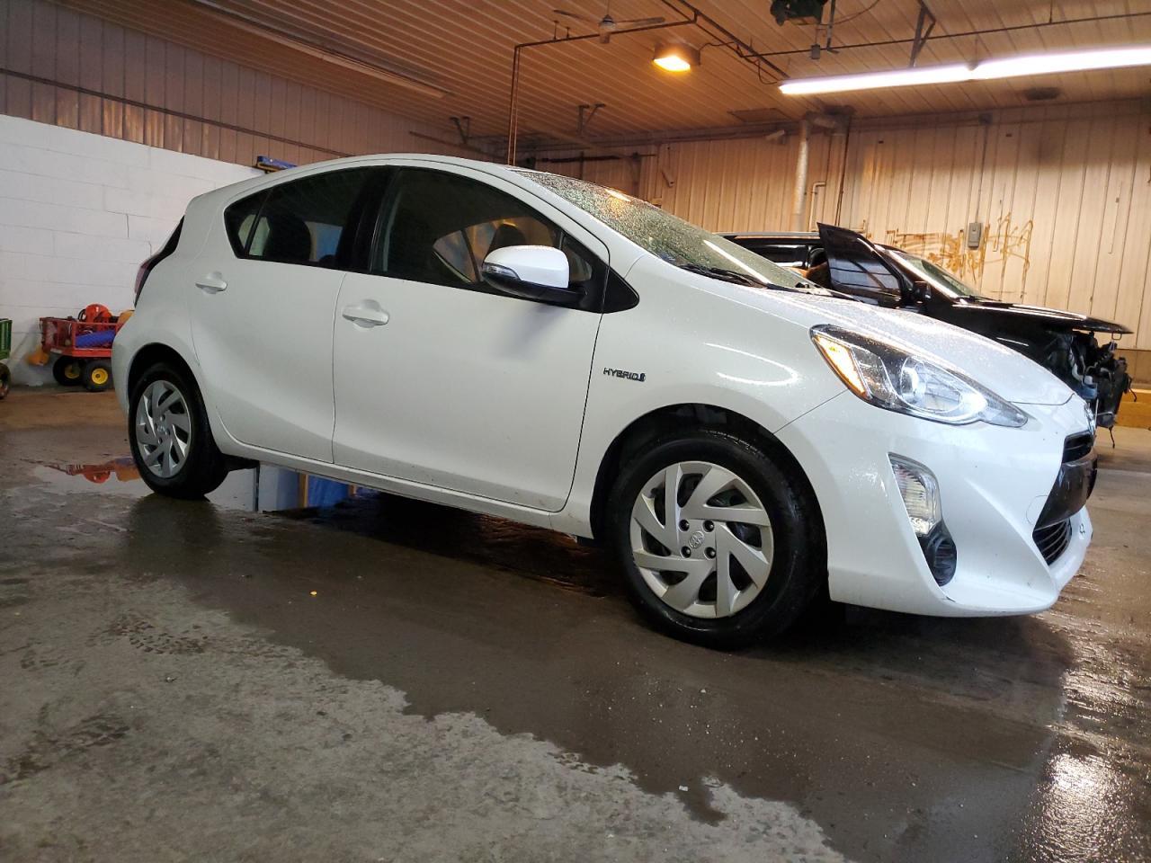2015 TOYOTA PRIUS C - Image 4