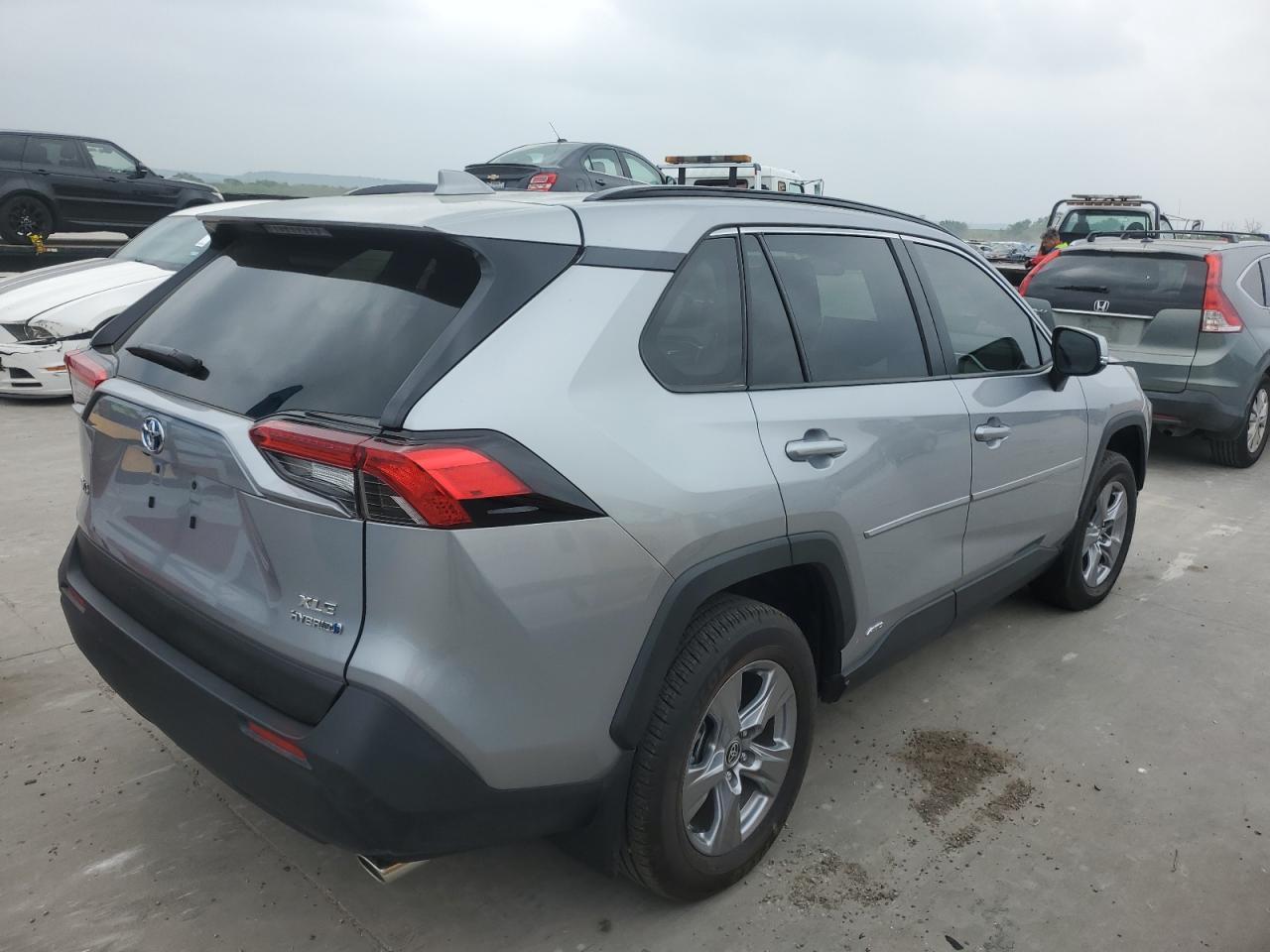 2022 TOYOTA RAV4 XLE - Фото 3