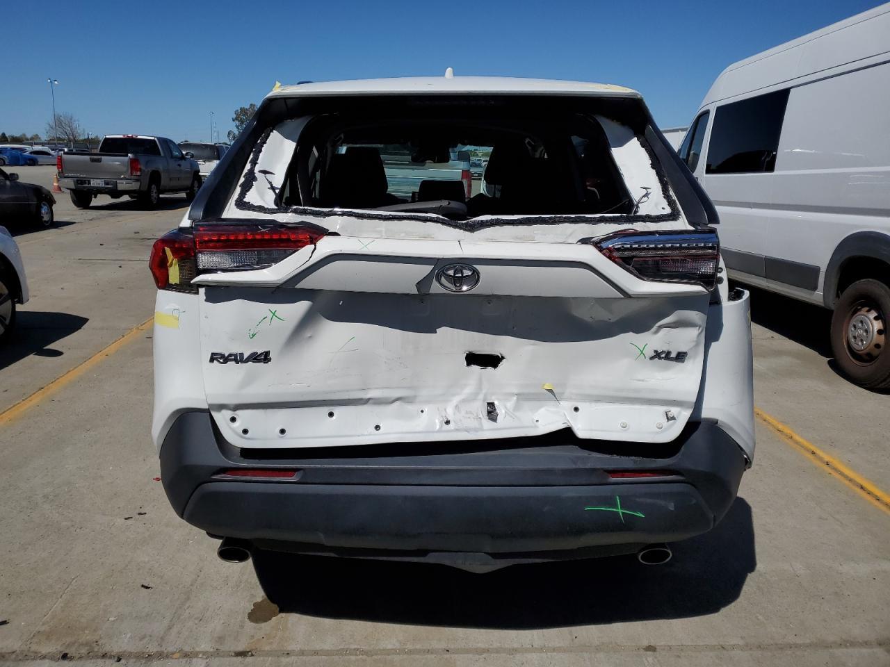 2020 TOYOTA RAV4 XLE - Image 6