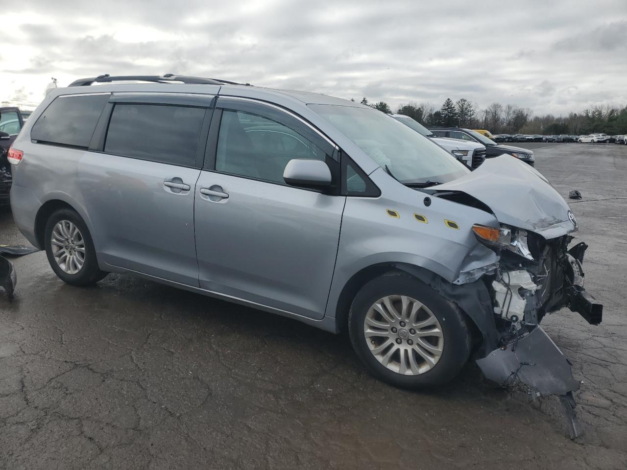 2013 TOYOTA SIENNA XLE - Image 4