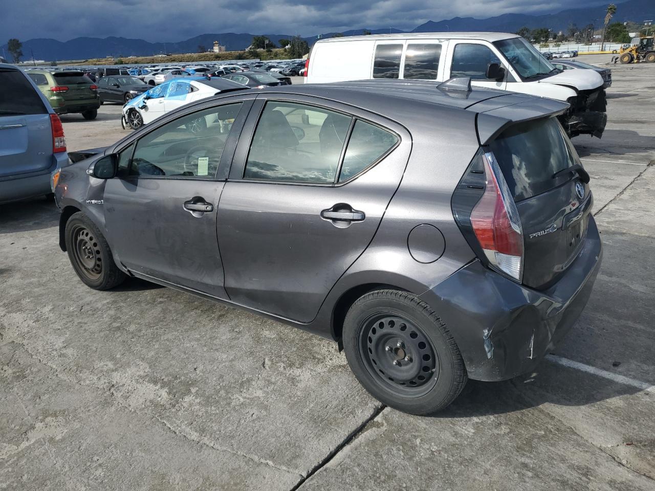 2016 TOYOTA PRIUS C - Image 2
