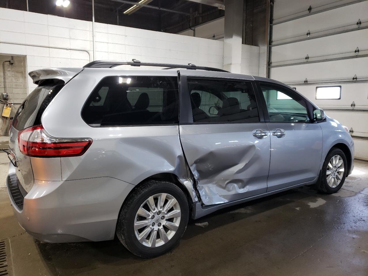 2015 TOYOTA SIENNA XLE - Image 3
