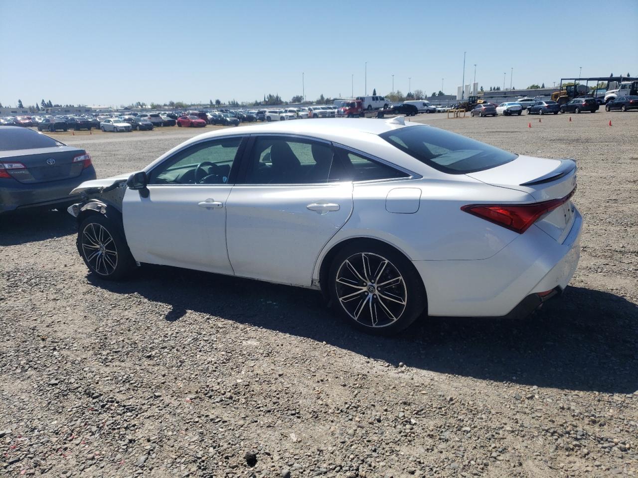 2019 TOYOTA AVALON XLE - Image 2
