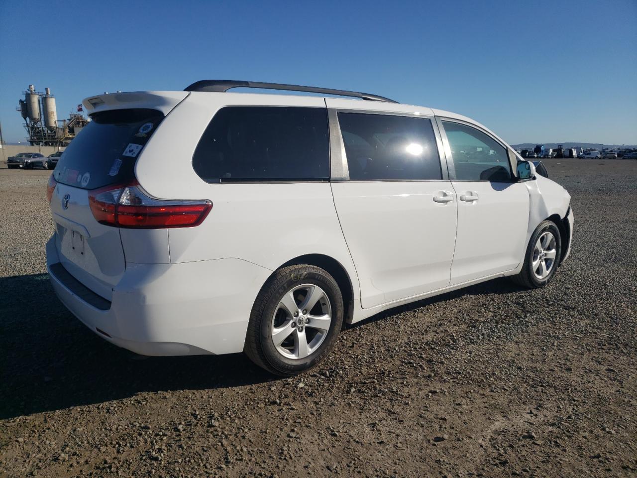 2015 TOYOTA SIENNA LE - Image 3