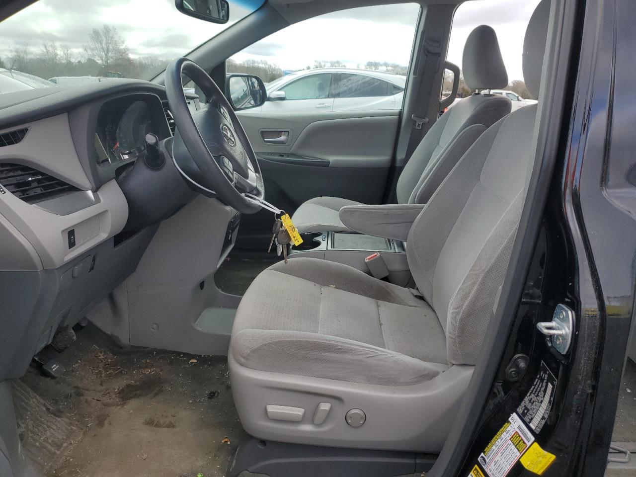 2015 TOYOTA SIENNA LE - Фото 7