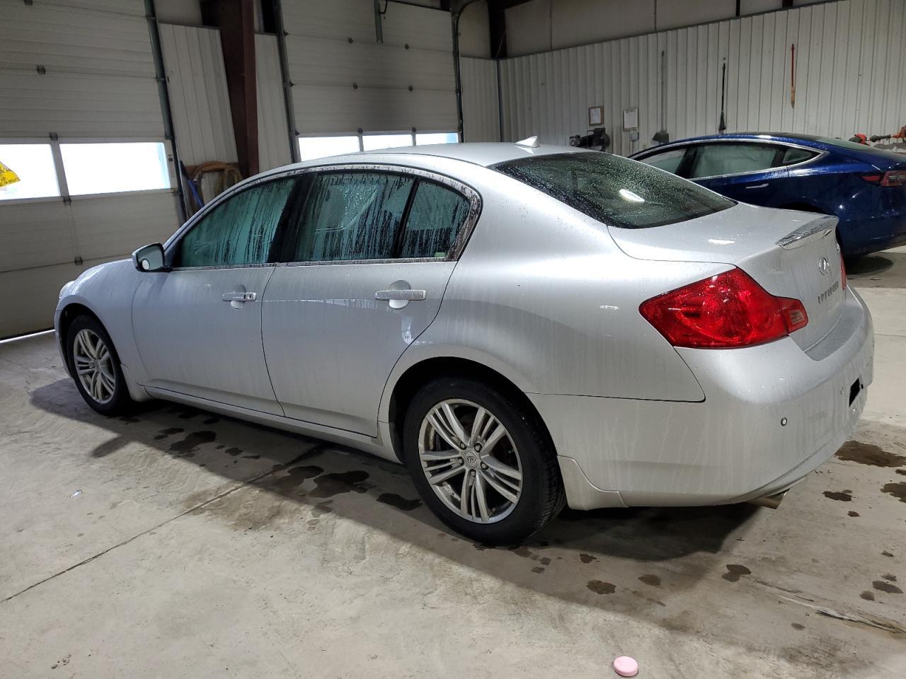 2011 INFINITI G37 - Фото 2
